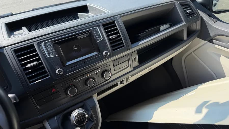 Cockpit with the original multimedia unit, climate controls and 6-speed manual gear lever