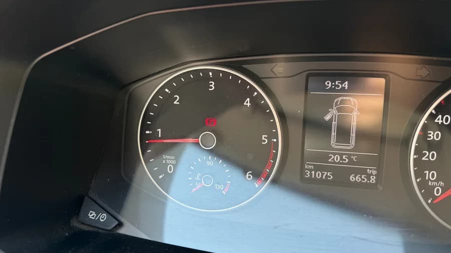 Instrument cluster showing 31,075 km on the odometer