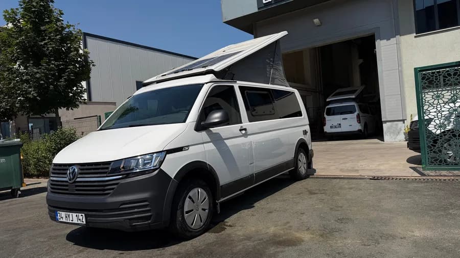 VW Transporter Efes — ön çeyrek görünüm, pop-up tavan açık