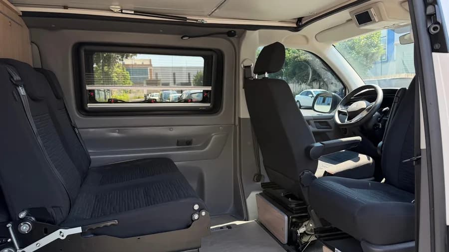 Kabin — orijinal 1+1 döner ön koltuklar ve karartmalı camper camı