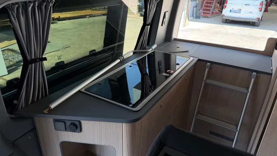 Mutfak tezgâhı — Dometic kombin ocak ve evye, 12V ve 220V prizler