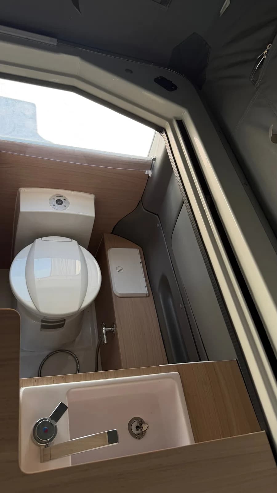 Banyo üstten görünüm — kasetli tuvalet ve lavabo