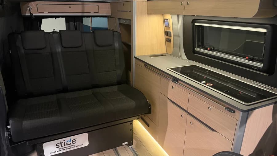 Interior with the STIDE three-seat rail bench and the kitchen unit