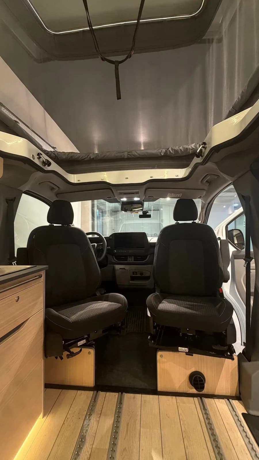 Cab with STIDE swivel front seats, dashboard and rail-mounted wooden floor