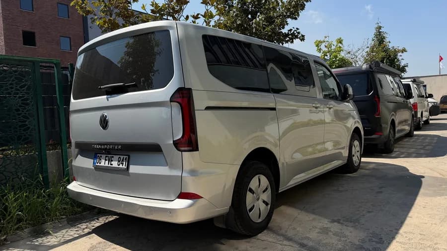 Volkswagen Transporter Weekender, rear three-quarter view