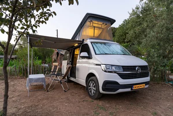 Metropol Yaşamında Otoparklara Girebilen VW Transporter Karavan