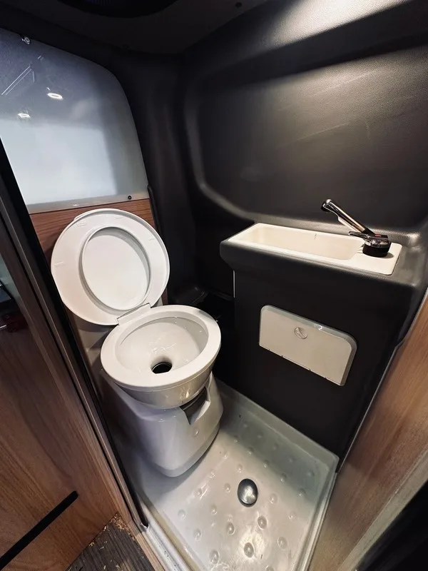 The integrated bathroom of the Efes with its ABS shower tray, cassette toilet and folding basin tap