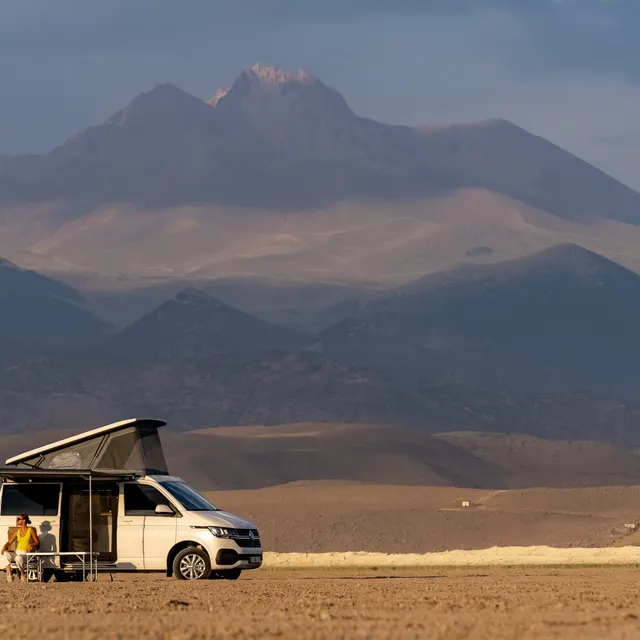 Erciyes Dağı’nın volkanik zirvesi ve önündeki geniş bozkır
