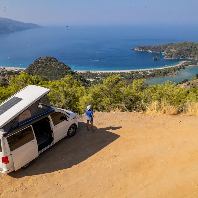 Ölüdeniz lagünü ve Belcekız plajı yukarıdan; yamaç paraşütleri körfezin üzerinde