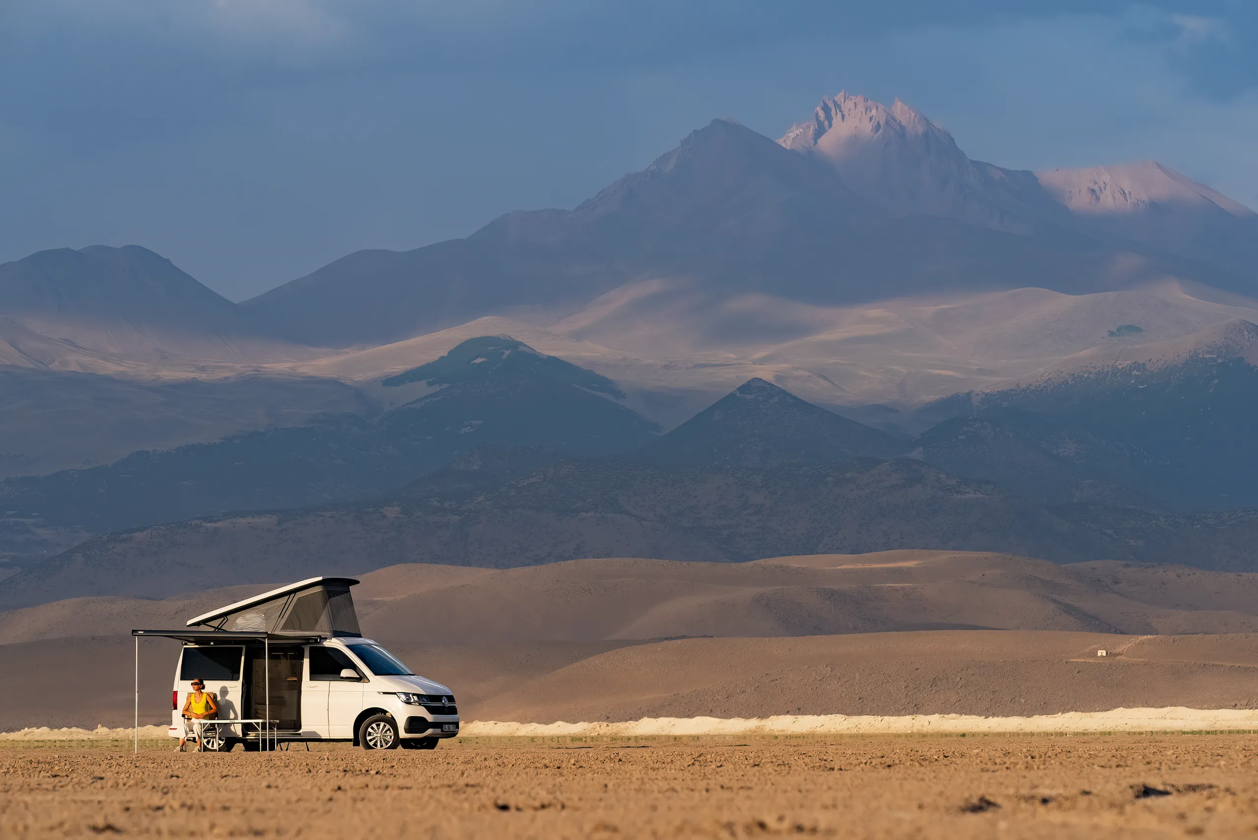 Demonte-Camper mit ausgefahrener Markise am Fuß des Erciyes, das Massiv füllt das Bild